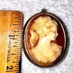Vintage Cameo Pendant in Gold and Cream